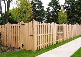 31 Fence Ideas for Privacy, Boundaries, & Unique Designs | Worst Room |  Идеи устройства заднего двора, Озеленение заднего двора, Задний дворик