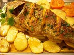El besugo es un pescado fantástico para hornear ya que su porcentaje de materia grasa impide que quede seco durante la cocción, así que nada ¿te gustaría hacer este besugo con patatas asadas? Besugo Al Horno Recetas De Cocina