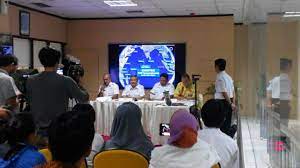 Kepala badan meteorologi, klimatologi dan geofisika (bmkg) dwikorita karnawati mengungkapkan bahwa pada saat baca juga: Press Conference Is Live In Jakarta Under The Leadership Of Dg Bmkg Iowave