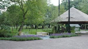 rodenburg tuinen boerderijtuin bij een landgoed gebakken klinkers natuurlijke tuin overgang in de polder tuin boerderij tuin natuurlijke tuin