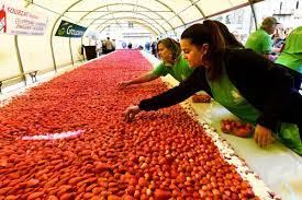 Beaulieu's biggest party is the fête de la fraise, marking the annual harvest on the second sunday in may. Une Patisserie De 25 Metres Et 550 Kg De Fraises A La Fete De La Fraise A Beaulieu Correze Beaulieu Sur Dordogne 19120