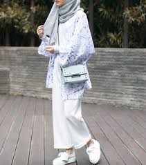 Bagi kamu yang menginginkan fashion hijab simple tersebut, pastikan untuk membeli jumpsuit dengan motif yang. Konsep 36 Style Pakaian Berhijab Simple