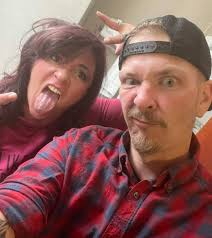 Bahahaha! Snap today is juicer than my tatted @ss. Jared Munsell got burnt  harder than my blunt this morning. He does not have a wife. He wishes for  one...maybe...but we both been