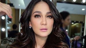 Bikin Pangling, Luna Maya Tampil Beda dengan Gaya Rambut Keriting dan  Makeup Super Bold yang Curi Perhatian