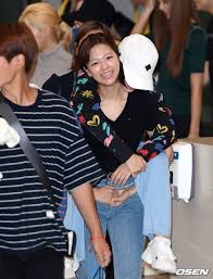 Fanpop community fan club for jeongyeon (twice) fans to share, discover content and connect with other fans of find jeongyeon (twice) videos, photos, wallpapers, forums, polls, news and more. Twice Jeongyeon Shows Off Her Bare Face Casual Fashion Momo On Her Back Knetizen