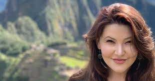 Carrie Santos's Instagram, Twitter & Facebook