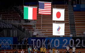 Вместо флага вверх поднималось знамя олимпийского комитета россии, а команда, которую представляет виталина и все остальные россияне, официально называется roc. Y0clulhkhidswm