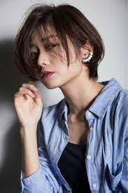 大ぶりのイヤリングをつけて小顔効果を狙う mari 秋 ヘアスタイル ヘアスタイリスト ショートヘア