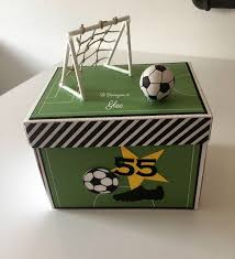 Conoce aquí las mejores ideas para regalar a tu novio futbolista, a él que le apasiona el fútbol y con estos regalos no quedará indiferente. Pin De Pancha Dinamon En Regalos Regalos Para Novios Futbolistas Regalo De Futbol Hacer Cajas De Regalo