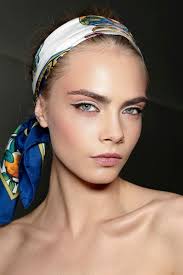 Le fait de donner du volume sur le dessus de votre crâne et d'attacher un bandana par la suite va vous donner un côté rétro et rock, qui est très tendance et vintage. Pin On Mode Femme