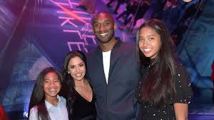 Het is de wedstrijd waarin toppers van het afgelopen amerikaanse basketbal seizoen het t. Dochter Kobe Bryant Eert Overleden Vader En Zus Rtl Boulevard