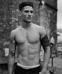 39 1k Likes 1 270 Comments Diego Barrueco Diegobarrueco On Instagram Me In Mycalvins For Caleomag Go Check The Whole Editorial On Erkek Vucudu Bilgi