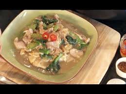 Fresh Rice Noodles Drenched In A Tasty Gravy Rad Na Is One Of The Most Popular Lunch Item In Thailand Recipe By Hot Thai K Rad Na Recipe Recipes Rice Noodles