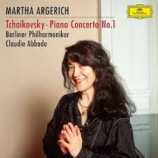 Es una leyenda que está sentada con el brazo derecho estirado sobre una segunda silla, piernas cruzadas, botas negras de gamuza gastada martha argerich con sus hijas lyda chen, stephanie argerich y anne catherine dutoit (afp). Martha Argerich Berliner Philharmoniker Claudio Abbado Tchaikovsky Piano Concerto No 1 Austriancharts At