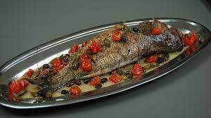 La cernia è un pesce di mare molto apprezzato un cucina per le sue carni saporite e per le sue grosse dimensioni. Cernia Alla Mediterranea Youtube