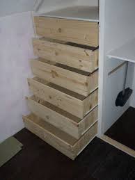 Le grand tiroir du haut coulisse sur des glissières métalliques à galets. Placards Et Tiroirs Sur Mesureamenagement Des Combles Rangement A Faire Soi Meme Faire Un Placard Fabriquer Un Tiroir