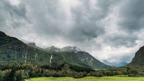 Stardalen mannskor, dirigent trygve apalset, konferansier steinar sægrov, sopransolist synnøve nordvik, håvard nordvik (trompet og flygelhorn),øyvind lyslo (gitar), arne søholt (tangentar og trekkspel), jørn moen (trommer og perkusjon), torgeir apalset (elgitar og mandolin), geir søreide. Stardalen Skei I Jolster Jostedalsbreen National Park Norwegen Wasserfall In Der Norwegischen Sommerlandschaft Wetter Stock Video Video Von Skandinavien Norwegen 165091657