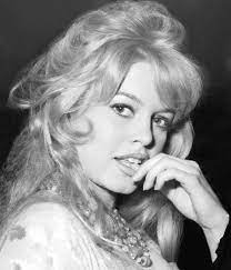 Září 1934 do měšťanské rodiny, kde se vše dělalo jak se sluší a patří narodila žena tohoto jména. Brigitte Bardot Femme Libre Animaux Controverses Biographie De L Icone Des Sixties