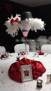 I wanted to host a party that could be done inexpensively but yet look elegant (and i don't have to cook!). Ambiance Cabaret Moulin Rouge Par Les Tables D Okiss Mariage De N C Cabaret Party Burlesque Party Burlesque Party Decorations