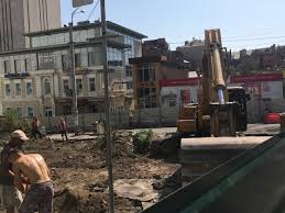 На площадке перед входом, где. Trc Nikolskij Storinka 3 Harkov Forum