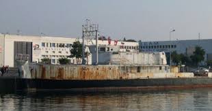 Une Petition En Ligne Pour Sauver La Calypso Le Bateau Legendaire Du Commandant Cousteau France 3 Poitou Charentes Bateau Bateau En Bois Architecture Navale