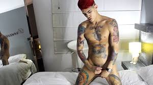 Tatuato colombiano Twink Max Stiven accarezza il cazzo mentre guarda allo  specchio