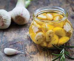 L'aglio marinato è un'ottima soluzione per chi vuole averlo sempre disponibile e a portata di mano. Come Prepare L Aglio Sott Olio Pugliese Olio Cristofaro