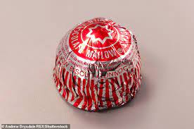 Sir Boyd Tunnock Reveals The Queen Prefers Teacakes After Receiving Knighthood At Buckingham Palace Daily Mail Online