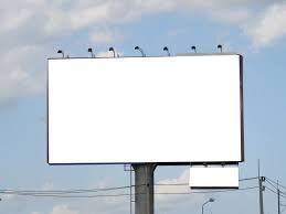 Outdoor em branco sobre fundo de céu azul para novo anúncio | Foto Premium