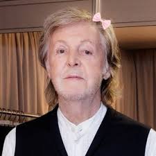 Paul disse que tinha uma cadeira no estúdio vazia e que costumava ser bem  ali que John sentava, bem do lado dele. Paul sempre foi o braço direito do John,  ou melhor,