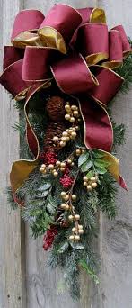 Hermosa Decoracion Para Navidad En Tonos Guinda O Vino Dale Detalles Decoracion Navidad Manualidades Navidenas Coronas Navidenas
