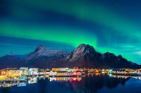 It seems to me these images are like the transformation through the light now coming in to earth … death of the old, and promise of the new … Polarlicht Fotoreise 2021 2022 Norwegen Fotoworkshop Nordlicht Urlaub Fotokurs Hurtigruten Seereise Bergen Kirkenes