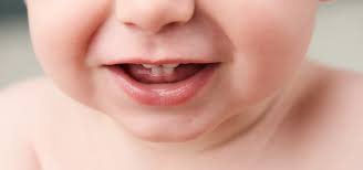 Ich spiele gern mit einem kleinen süßen baby. Das Zahnen Ist Keine Krankheit 360 Milchzahn