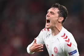 Terminó la actividad en el grupo d de la eurocopa con los dos líderes del sector que firmaron su boleto a octavos, con el equipo de la rosa como líder invicto al imponerse con gol de raheem. M19vsccvfb8hvm