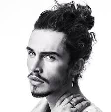 langhaarfrisuren manner frisur fur lockige haare mann mit dutt frisur langhaarfrisuren haar frisuren manner lange haare manner