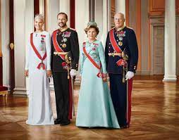 Dronning sonja og kong harald under bryllupet mellom kronprinsesse victoria og daniel westling i 2010. Det Norske Kongehuset Store Norske Leksikon