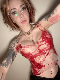 elle nash در X: «doing a very literary event in glasgow and my outfit  decision was between a black sensible turtleneck or total fuckin nightmare  in lemàine https://t.co/8SoeTDiDLD»