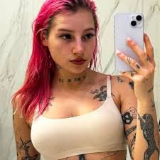 Young Leosia o tym, czym zajmowała się przed karierą w rapie: 🗣️  „Pracowałam na barze, pracowałam jako kelnerka, pracowałam na zmywaku,  pracowałam na wydawce jedzenia, na kasie. Fajnie było, zawsze mi się