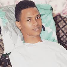 Assalam alaykum warahmatullah wabarakatu. Huyu anaitwa Ahmed Abdallah Hamid  Anaishi Zanzibar anamiaka 15. Alipta ajali kama yangu forodhani beach  Zanzibar iliyosababisha kuparalyze mwili mzima, aliokolewa pala beach  wakampeleka Hospitl ya mnazi mmoja