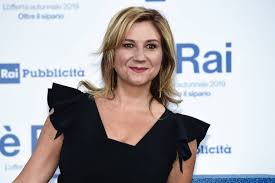 Simona rolandi è una conduttrice e giornalista sportiva, nata a roma da genitori di palmi (rc). Chi E Serena Bortone La Conduttrice Di Oggi E Un Altro Giorno Su Rai 1