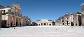 The beach is full of hotels and restaurants mainly for italian families. Datei Senigallia Piazza Garibaldi Jpg Wikipedia