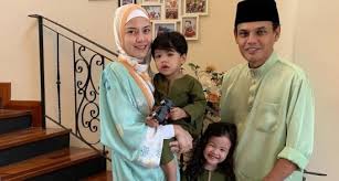 Bayi perempuan pasangan yusri dan lisa surihani dilahirkan seberat 3.4kg. Saya Sebenarnya Hamil Anak Kembar Lisa Surihani Sebak Kongsi Detik Pernah Keguguran