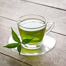 In diesem fall sollten sie eine tasse koffeinfreien kräutertee trinken! Eine Tasse Grunen Tee Auf Holz Bord Fur Die Gesundheit Zu Trinken Lizenzfreie Fotos Bilder Und Stock Fotografie Image 15548951