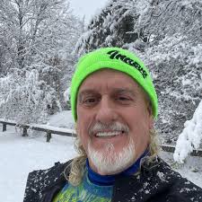 Does the Airblaster Freedom Suit have internal suspenders?