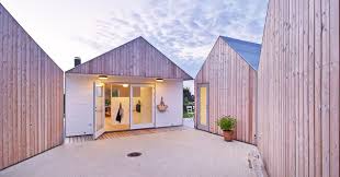 Visitez Https Www Strikto Fr La Maison Du Cote Naturel Avec Ce Bardage Vertical Le Blanc C Maison Bois Maison D Ete Maison D Architecture