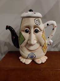 Good morning folks! Here's a few more pics from awhile back. This is  another neat litte clay pot I found at Goodwill. It was taped shut so I was  a bit surprised