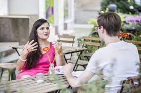 Herec mario adorf (santer senior) hrál i v původním filmu vinnetou (1963), a to postavu fredericka pro film, do jehož hlavní role byl obsazen mario adorf, si filmaři vybrali záběry ze žateckého. Wahlberlinerin Stella Adorf Ganz Der Vater B Z Berlin