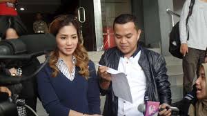 Saat ditemui di komnas perempuan yang berada di kawasan menteng, jakarta pusat, vicky mengaku sudah bercerai dengan mulyawan poernomo. Ibu Restui Bunga Zainal Peluk Agama Hindu
