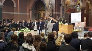 Wat een immens verdriet, geen enkel mens ter wereld zou dit mogen meemaken. Bomvolle Basiliek Neemt Afscheid Van Overleden Student Sanda 20 Hij Was Niet Enkel Een Zoon Maar Ook Een Beste Vriend Edegem Hln Be