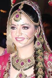 How To Choose Matha Patti Style According To Face Shape Bridal Jewellery Indian Indian Bridal Hairstyles Bridal Makeup Tips